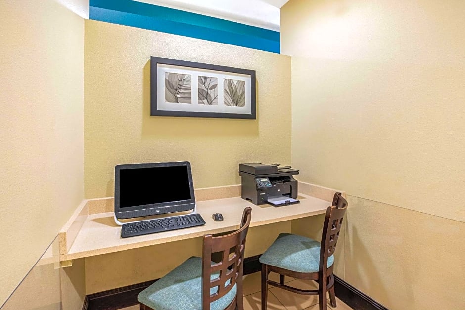 La Quinta Inn & Suites by Wyndham Floresville