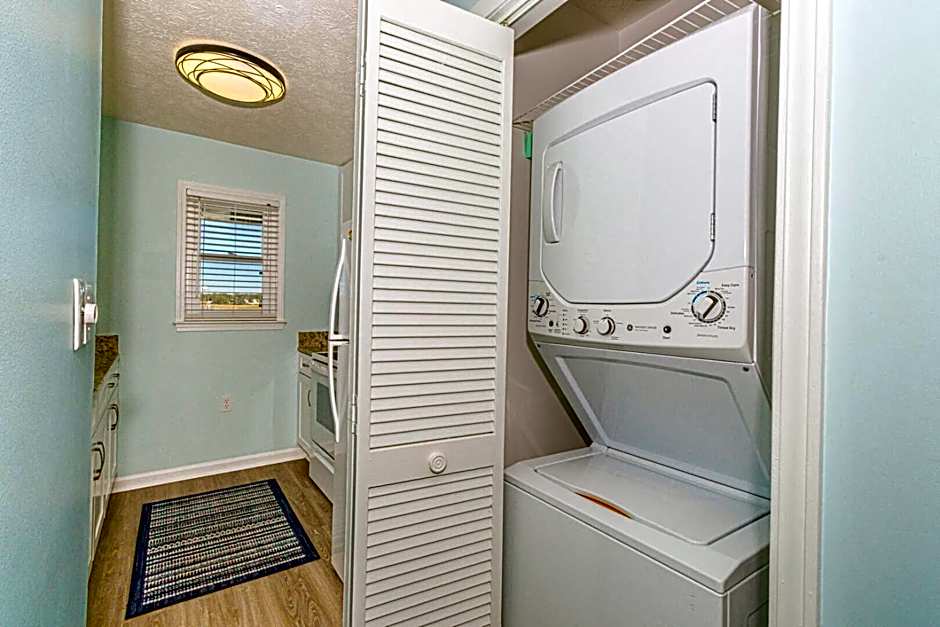 Stunning Ocean View 2-bedroom Suite-Renovated and sleeps 8! Channel Marker E-3