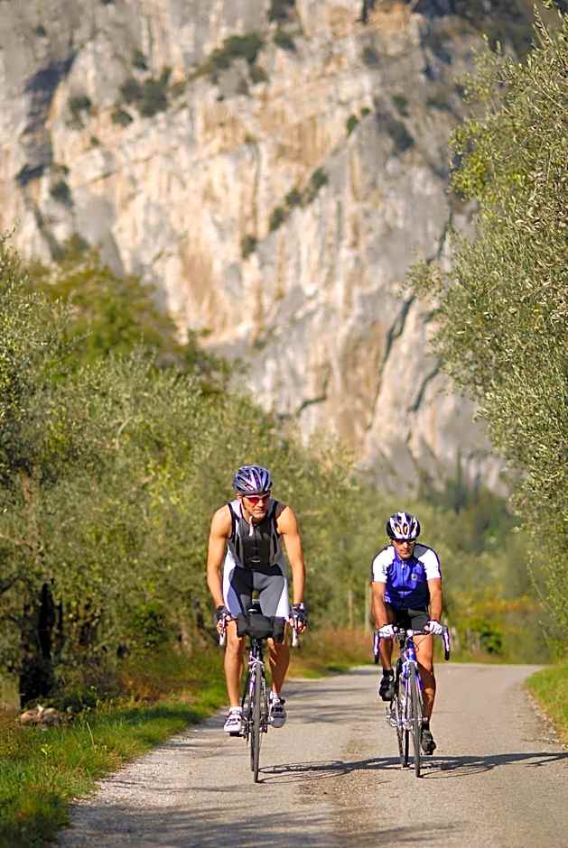 HOODY ACTIVE & HAPPINESS HOTEL