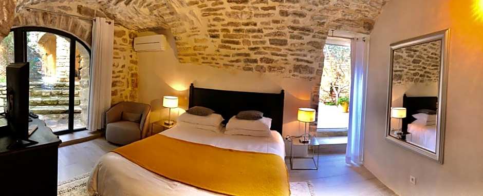 La Maison des Vendangeurs - TABLE D'HÔTES le soir du jeudi au dimanche- Jacuzzi - Balnéo SPA - ACCES PISCINE pour toutes les chambres sauf STUDIO COQUET- Piscine de mai à mi-octobre