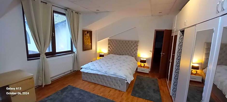 VillaWeb 9rooms - Long term business aparthotel 29 Euro per night per room, min 3months
