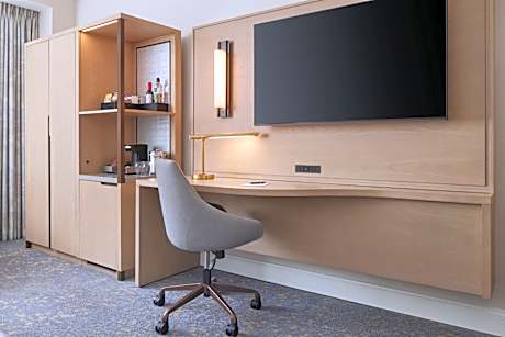 1 Bedroom Suite, 1 King, Alternate bed: sofa bed, City view