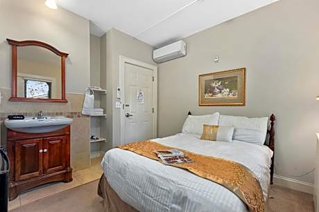 Deluxe Double Room (1 adult + 1 child)