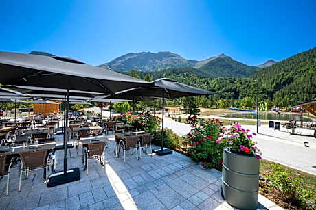 Hôtel et Camping O2 Orcières Outdoor Area
