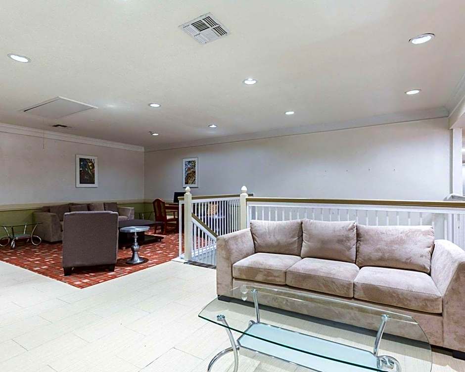 Econo Lodge Inn & Suites East Houston I-10