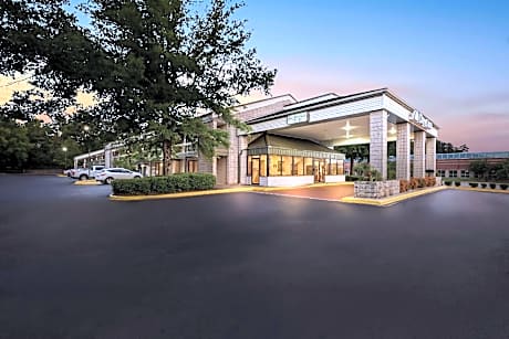 Days Inn by Wyndham Galleria-Birmingham