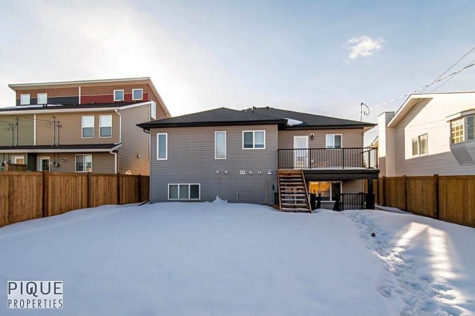 Tropical Oasis - King Beds - Free Netflix & Parking - Fast Wi-Fi