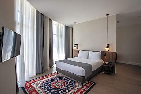 Queen Suite with Terrace and Mountain View