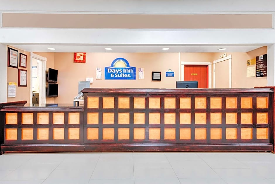 Days Inn & Suites by Wyndham Laredo