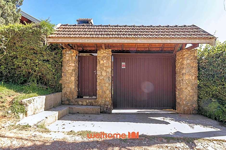 Casa em Campos do Jordão com Varanda e Lareira