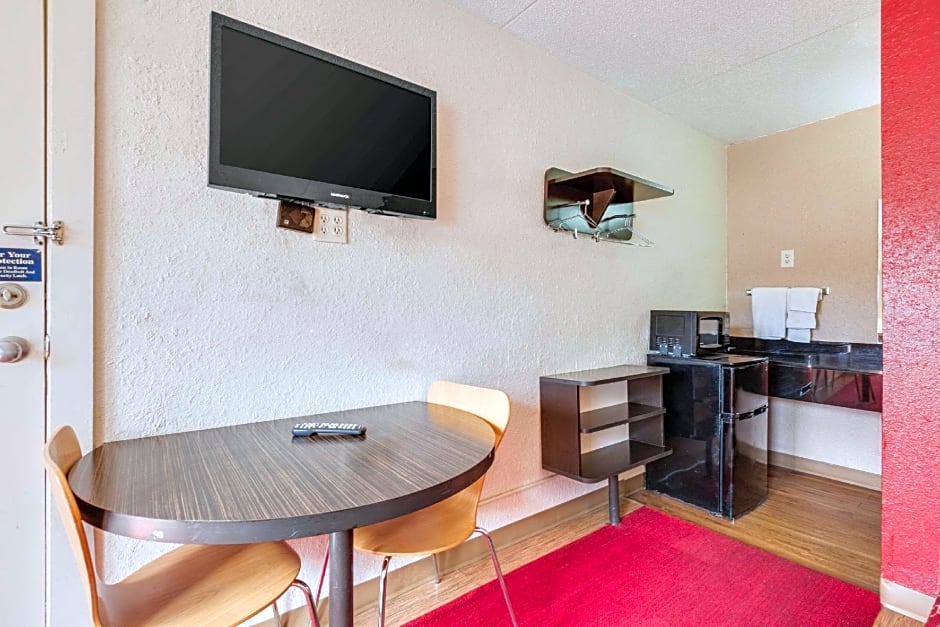 Econo Lodge Inn & Suites