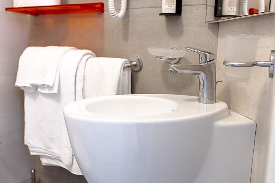 White 1903 - Rooftop Pool & Luxury Rooms