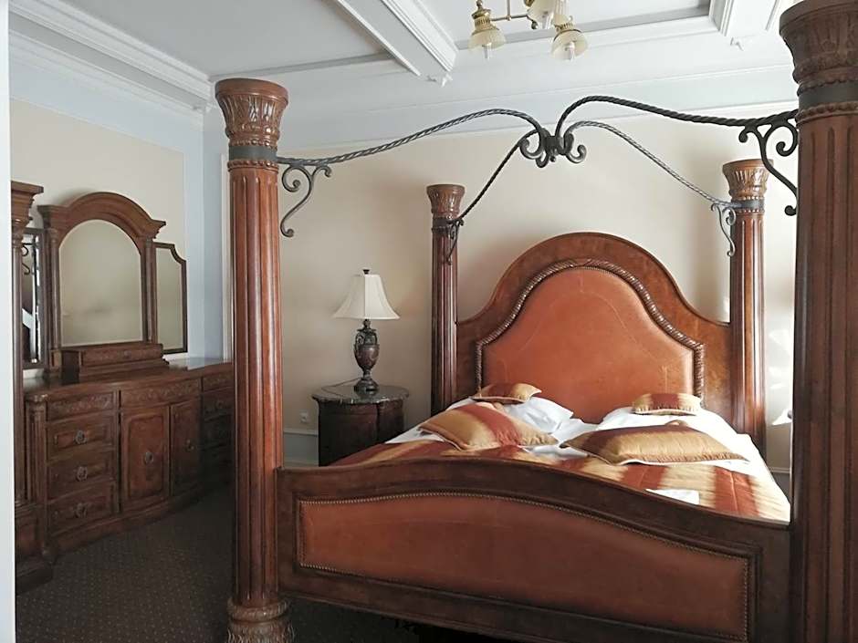 Oficerski Yacht Club