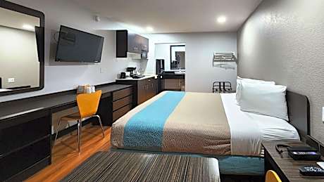 Deluxe King Room - Non-Smoking