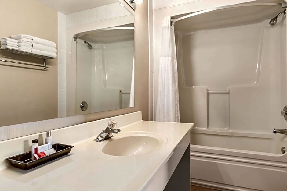 Travelodge by Wyndham Kingston LaSalle Hotel