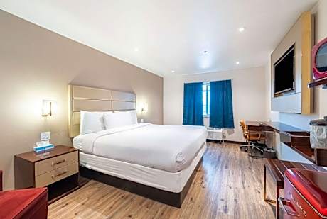 Queen Room with Mobility/Hearing Access - Non-Smoking