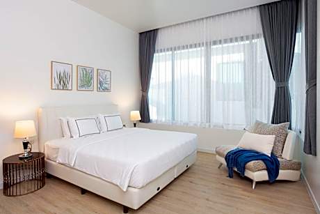 2-Bedroom Seafront Penthouse with Jacuzzi