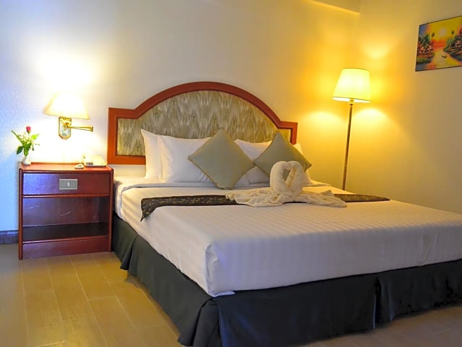 Lom Sak Nattirat Hotel