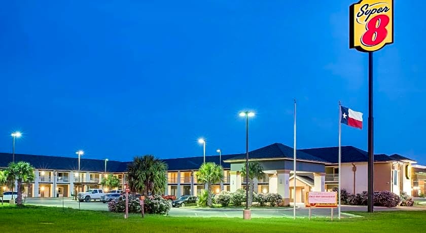 Super 8 by Wyndham Dilley TX