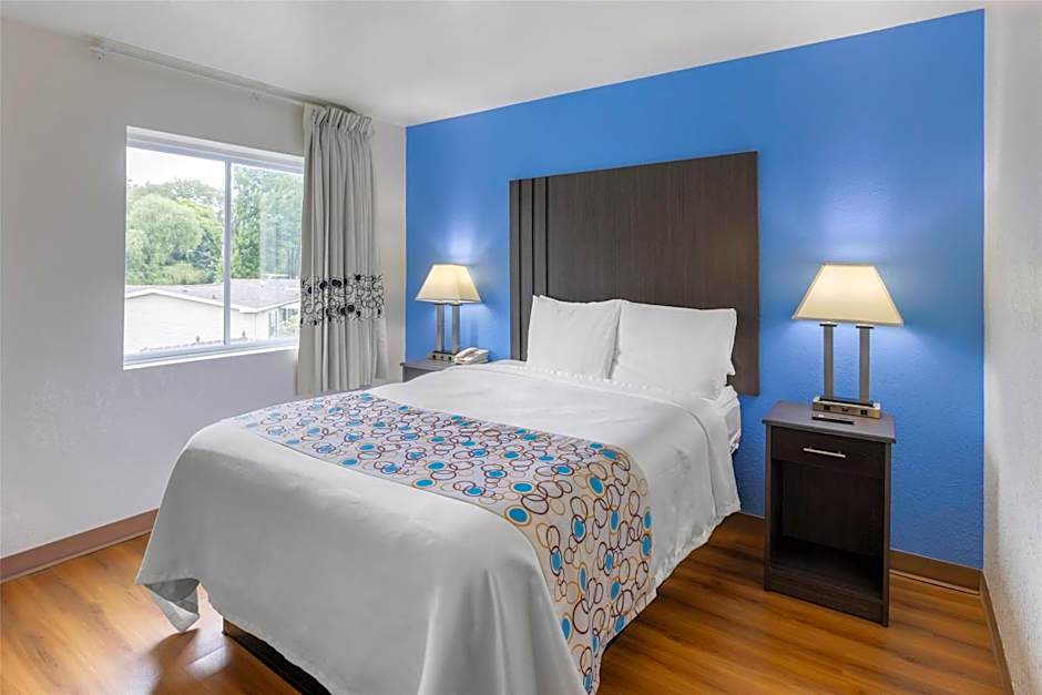 Photo 1 of 6 of 1 Queen Bed, Mobility Accessible, Roll in Shower