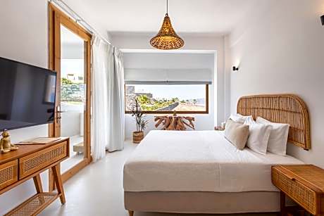 Deluxe Suite with Hot Tub and Caldera View