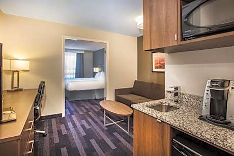 One-Bedroom Queen Suite