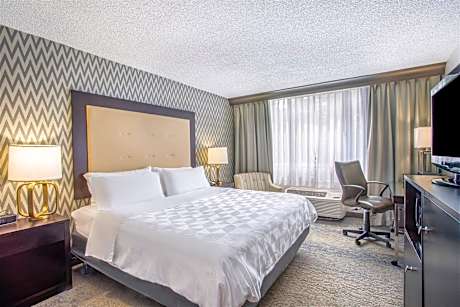 1 King Standard Communication Accessible Roll in Shower