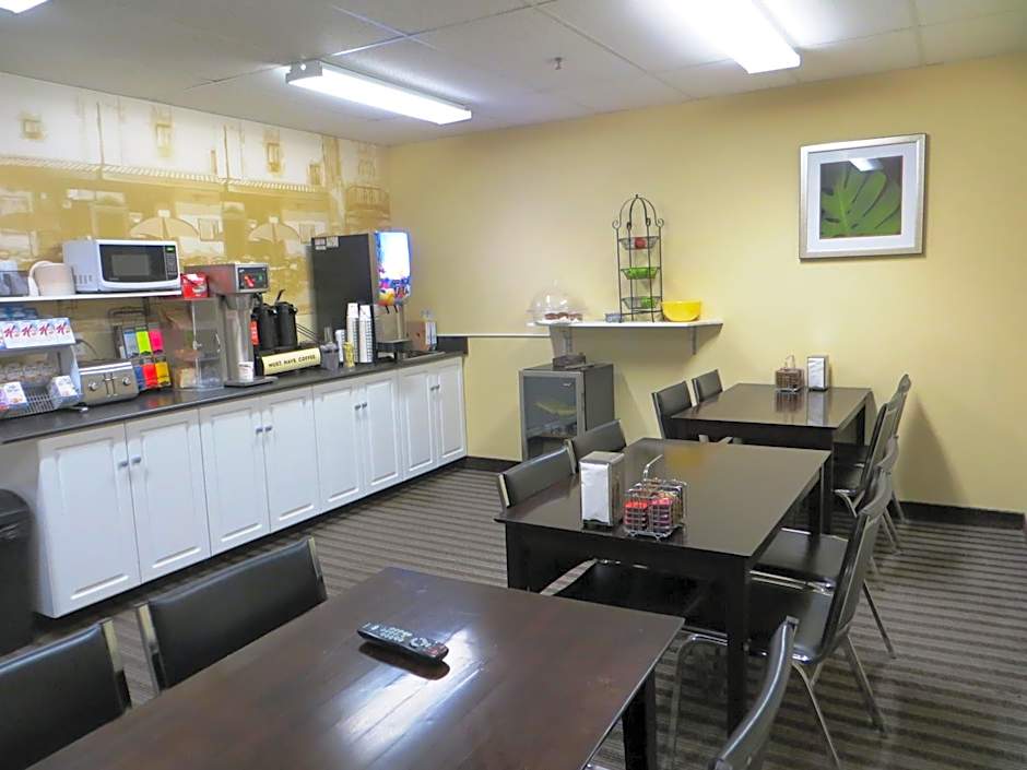 Super 8 by Wyndham Saskatoon Near Downtown
