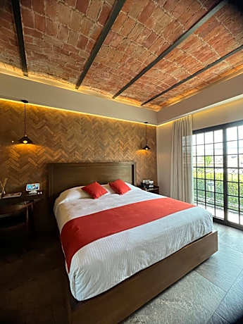 Deluxe King Suite