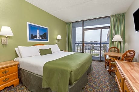 1 King Bed, Mobility Accessible Room, Pool View, Non-Smoking