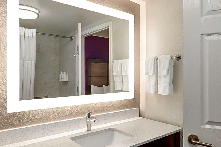 La Quinta Inn & Suites by Wyndham Arlington North Six Flags Drive