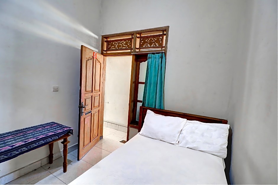 OYO Life 92838 Kost Ibu Surya