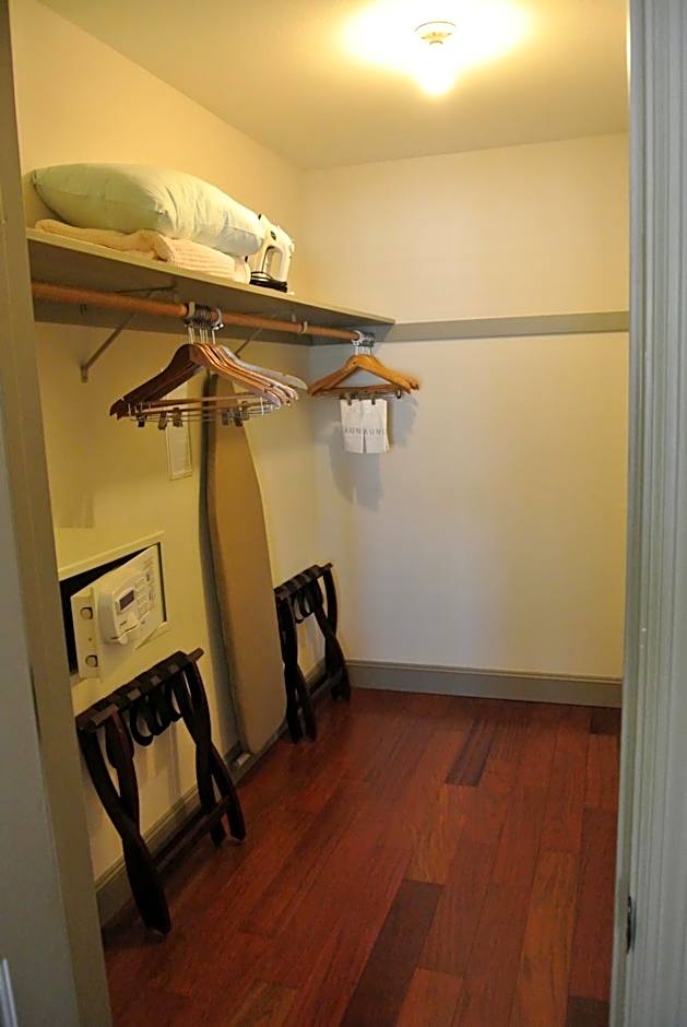 Cow Hollow Inn and Suites