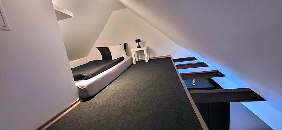 CJS Apartments - Chill or Drive am Nurburgring, Free Parking, WLan, Spacious Rooms, Quiet Location