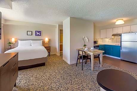 Mobility Accessible Bay View Studio Suite Queen Tub