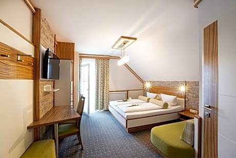 Two-Bedroom Apartment with Balcony and 2 Bathrooms