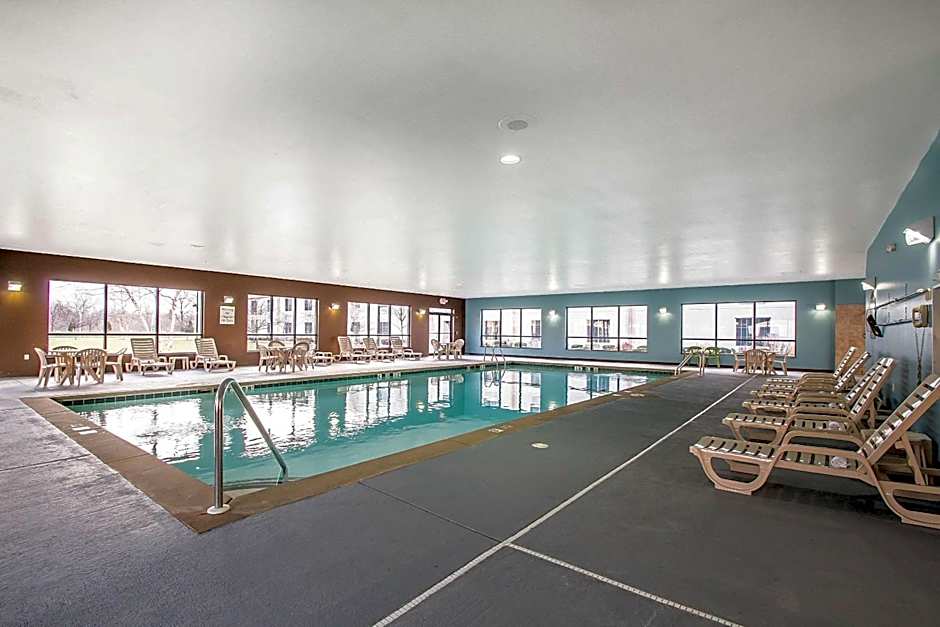 Clarion Inn Elmhurst - Oak Brook Near I-88, I-290, I-294