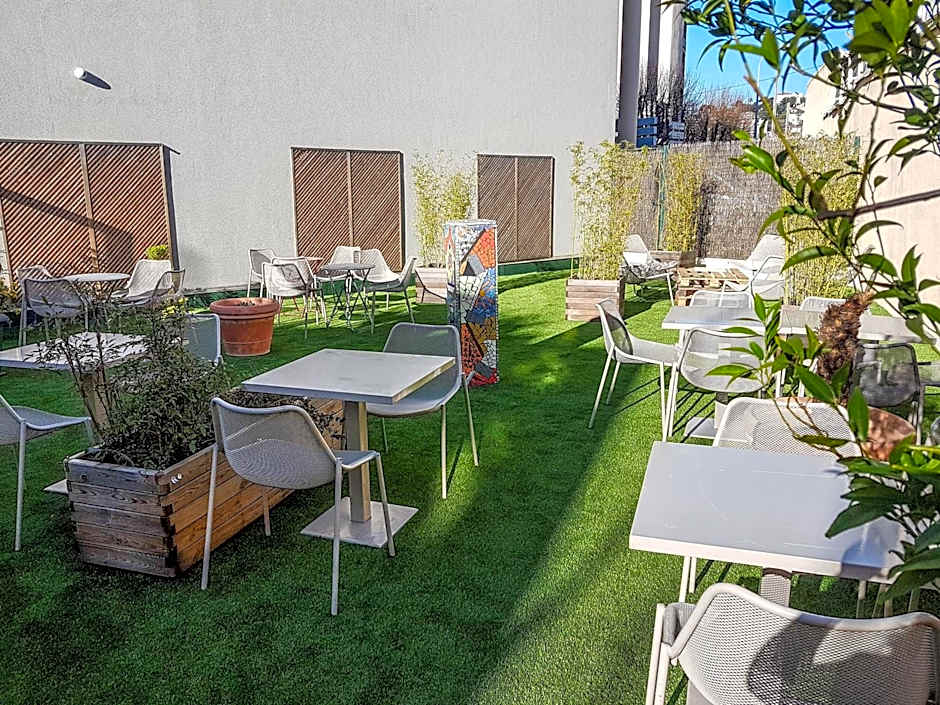 Esatitude Hotel