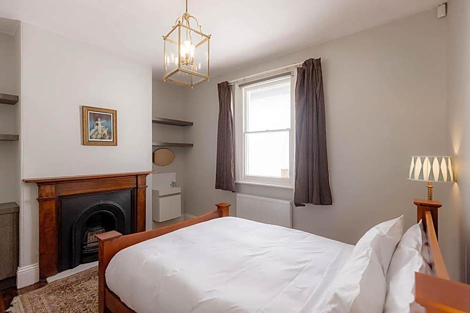 Connage - Historic Battery Point Police Station