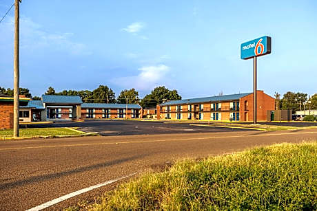 Motel 6 Greenwood, MS