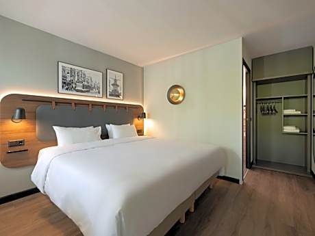 Superior Room - 1 King Bed