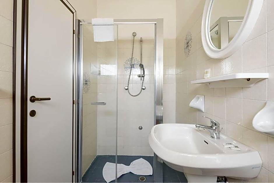 Hotel ARENA con Piscina