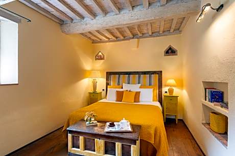 Family Room with Shared Bathroom (2 Adults + 2 Children)