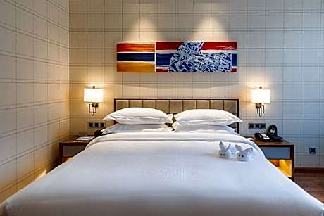 1 King Bed Superior Room Smoking