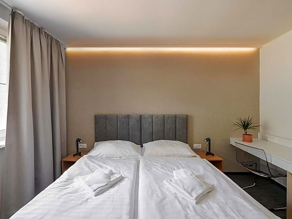 Hotel Gardinn - Free Parking and Quiet Garden