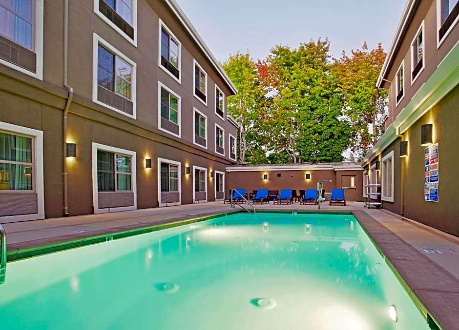 Holiday Inn Express Hotel & Suites Santa Cruz By IHG