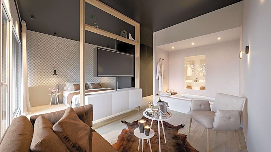 Photo 1 of 7 of Suite, Jetted Tub