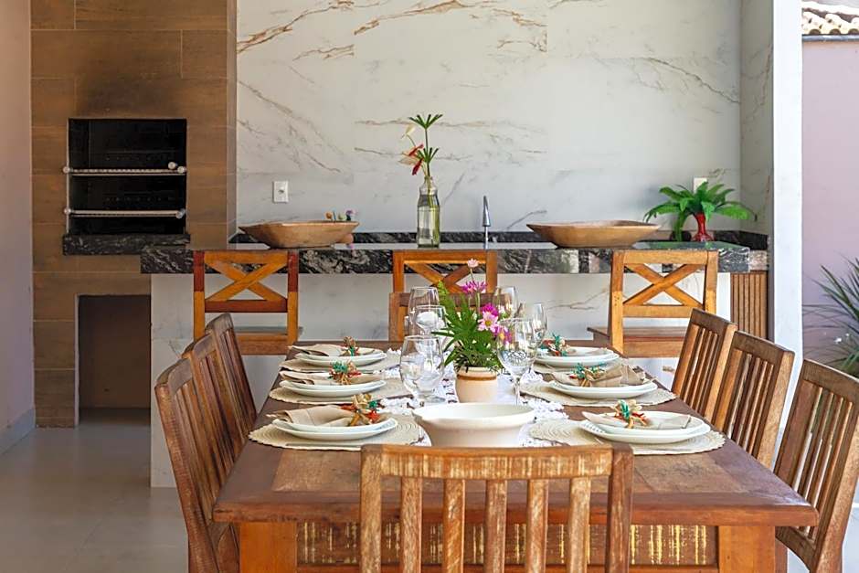 Muito espaço para criançada brincar! Casa com Piscina e Churrasqueira Privativa! Até 14Pax