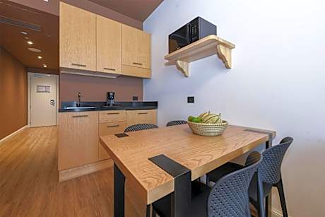 Family Queen Suite with Kitchenette and Terrace