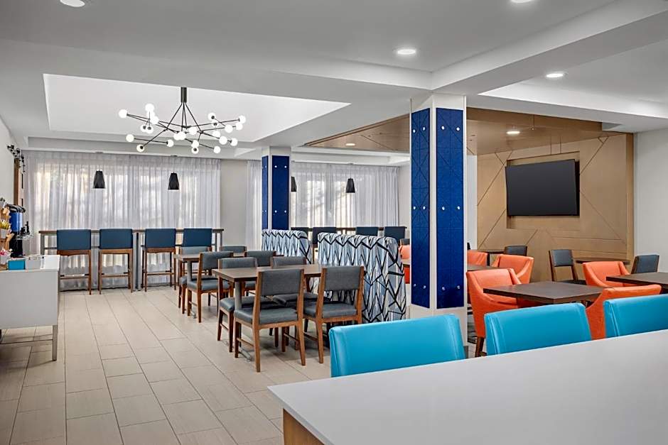 Holiday Inn Express Hotel & Suites Greensboro - Airport Area By IHG